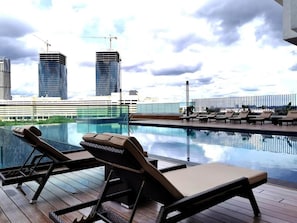 Bar accessible depuis la piscine