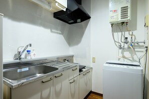 Full-size fridge, microwave, stovetop, electric kettle - RAPTURE 201 (Sapporo)