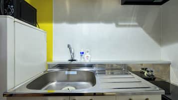 Full-size fridge, microwave, stovetop, electric kettle