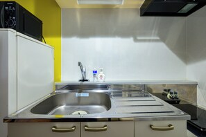 Täysikokoinen jääkaappi, mikroaaltouuni, liesi, vedenkeitin