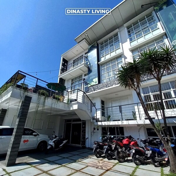 Front of property - Dinasty Living Guesthouse Syariah (Bandung)