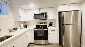 Fridge, microwave, oven, stovetop - Cozy Oasis: Tranquility in the Prairies!
 (Saskatoon)