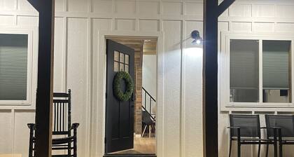 TWO PEAKS-North:NEW modern cabin-vaulted wood ceiling-Lake Texoma- AWESOME RATES