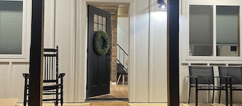 TWO PEAKS-North:NEW modern cabin-vaulted wood ceiling-Lake Texoma- AWESOME RATES