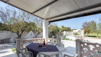 Standard-Apartment, Mehrere Schlafzimmer (Villa Sabbia Magica 100 meters from) | Speisen im Freien