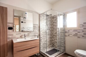 Departamento estándar, varias habitaciones (Villa Sabbia Magica 100 meters from) | Baño | Regadera, secadora de cabello, bidet, toallas 