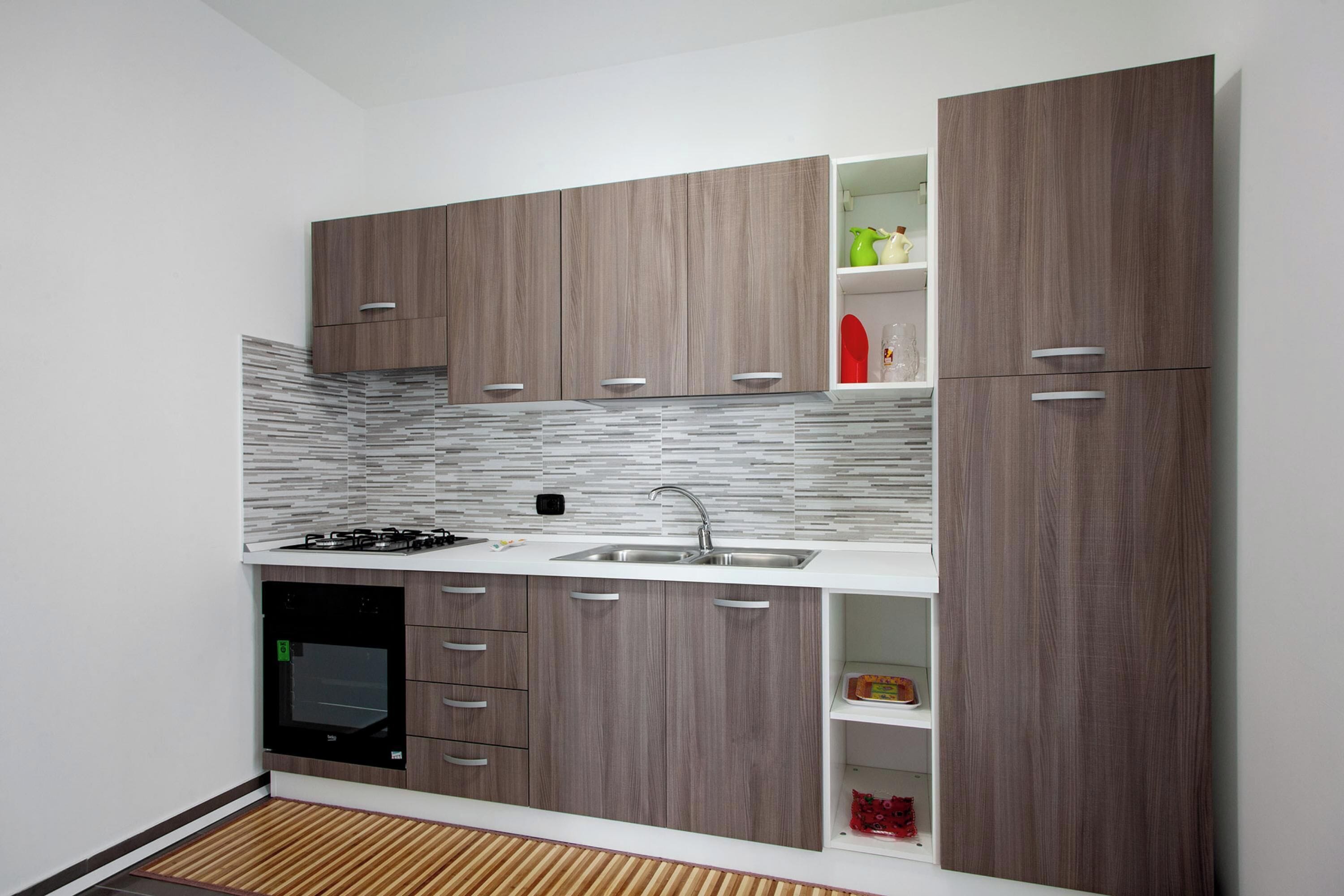 Kühlschrank, Ofen, Herdplatte, Wasserkocher mit Kaffee-/Teezubehör