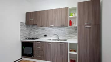 Kühlschrank, Ofen, Herdplatte, Wasserkocher mit Kaffee-/Teezubehör