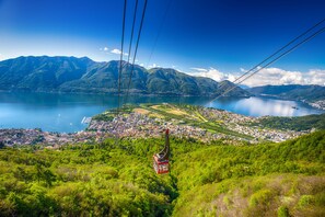 A cable car system with a mountainous backdrop and a lake. - Casa Oliva - Boutique Townhouse - Ascona (Ascona)
