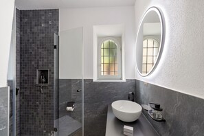 Douche, sèche-cheveux, serviettes fournies, savon