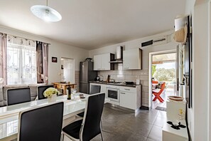 Fridge, oven, stovetop, coffee/tea maker