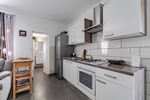 Fridge, oven, stovetop, coffee/tea maker