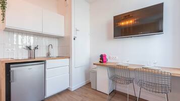 Réfrigérateur, micro-ondes, cafetiÚre/bouilloire, grille-pain