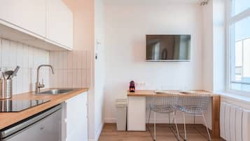 Réfrigérateur, micro-ondes, cafetiÚre/bouilloire, grille-pain