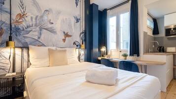 Bureau, fer et planche Ă  repasser, accĂšs Internet, draps fournis