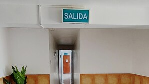 Gambar tidak terklasifikasi, 3 dari 9, tombol