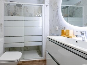 Douche, sèche-cheveux, serviettes fournies