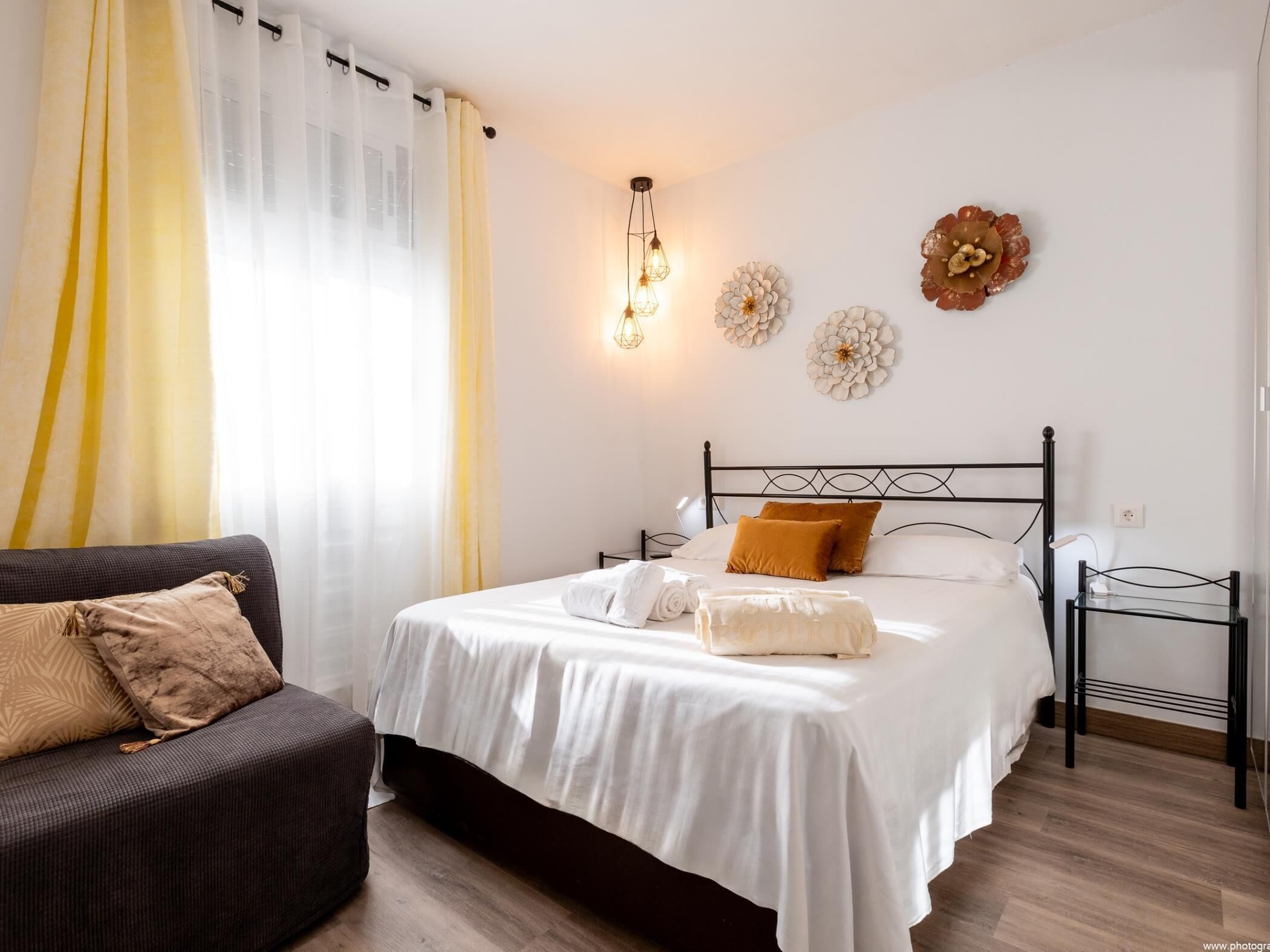 2 slaapkamers, een strijkplank/strijkijzer, internet, beddengoed