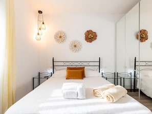2 bedrooms, iron/ironing board, internet, bed sheets