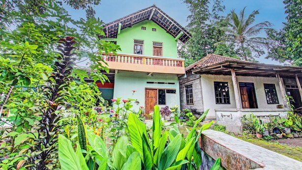 A two-story building with a green facade and a balcony. - SPOT ON 93592 Pondok Backpackers Ardafa JogjaNearBlue Lagoon Jogja (Ngemplak)