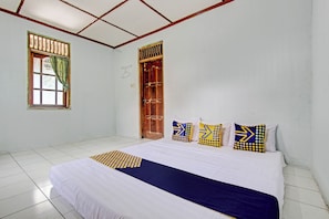 Economy Triple Room | Free WiFi, bed sheets - SPOT ON 93592 Pondok Backpackers Ardafa JogjaNearBlue Lagoon Jogja (Ngemplak)