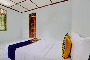 A bedroom with a bed, a window, and a door. - SPOT ON 93592 Pondok Backpackers Ardafa JogjaNearBlue Lagoon Jogja (Ngemplak)