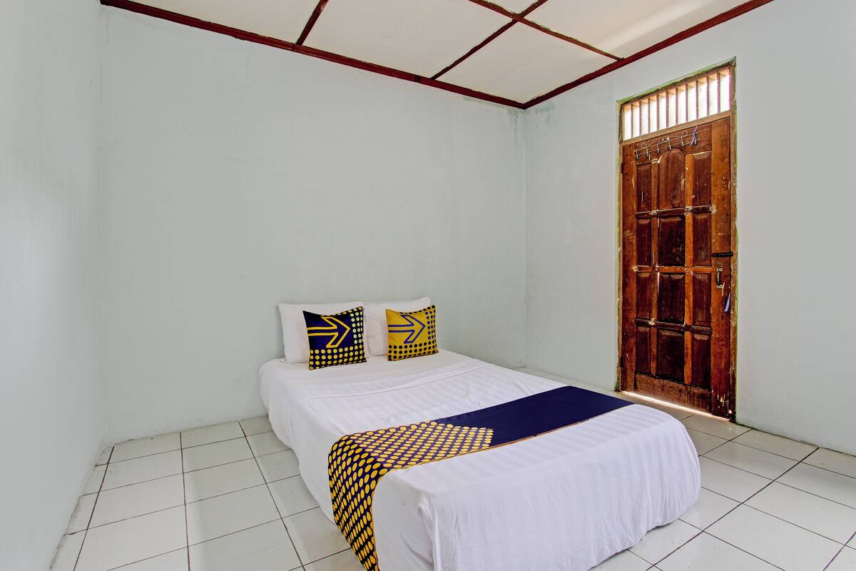 Basic Double Room | Free WiFi, bed sheets