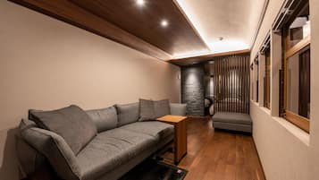 Kamar, Bebas Asap Rokok (KAWASEMI,Stay in a train) | 1 kamar tidur, brankas, Wi-Fi gratis, dan seprai linen