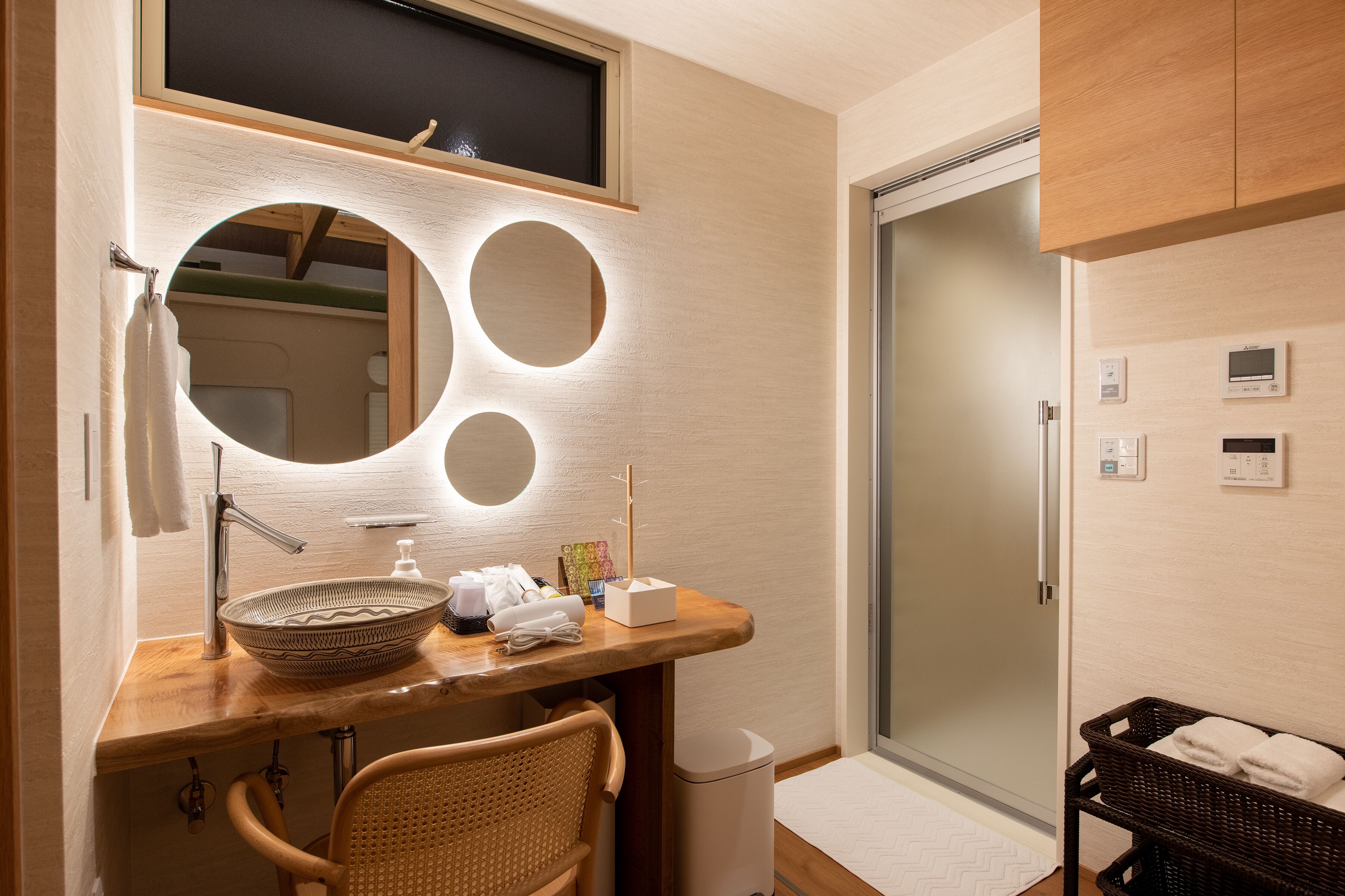 Kamar, Bebas Asap Rokok (SHIOKAZE,Stay in a train) | Kamar mandi | Sandal