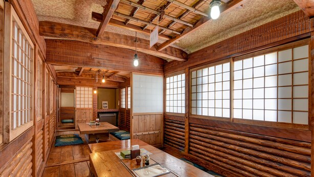A traditional Japanese inn with tatami mat flooring, wooden walls, and sliding doors. - Kisyapoppo (Nakatsu)