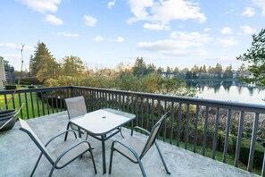 Outdoor dining - Casa Bella Homes-top floor condo unit, centrally located, home away from home (Federal Way)