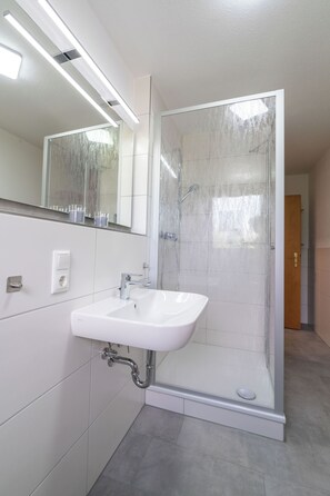Douche, sèche-cheveux, serviettes fournies