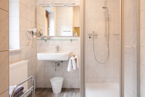 Shower, hair dryer, towels - Ferienwohnung Stettner See 42 qm (Rimsting)