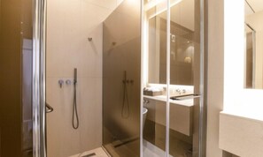 Amenidades de baño gratuitas, secadora de cabello, pantuflas, bidet 