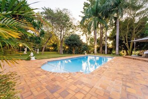 Outdoor pool, pool umbrellas, pool loungers - The Victorian Manor (Victoria Falls)