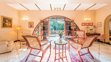 Lobby lounge