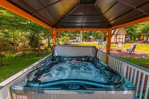 Tina de hidromasaje al aire libre