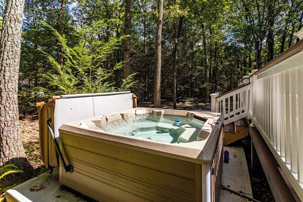 Outdoor spa tub - Hot Tub Secluded Fire Pit Hammock (Stroudsburg)