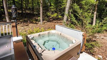 Bañera de hidromasaje al aire libre