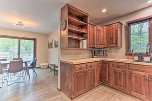 Fridge, microwave, oven, stovetop - Hot Tub Secluded Fire Pit Hammock (Stroudsburg)