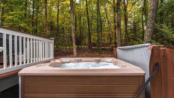 Bañera de hidromasaje al aire libre