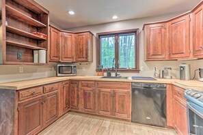 Fridge, microwave, oven, stovetop - Hot Tub Secluded Fire Pit Hammock (Stroudsburg)