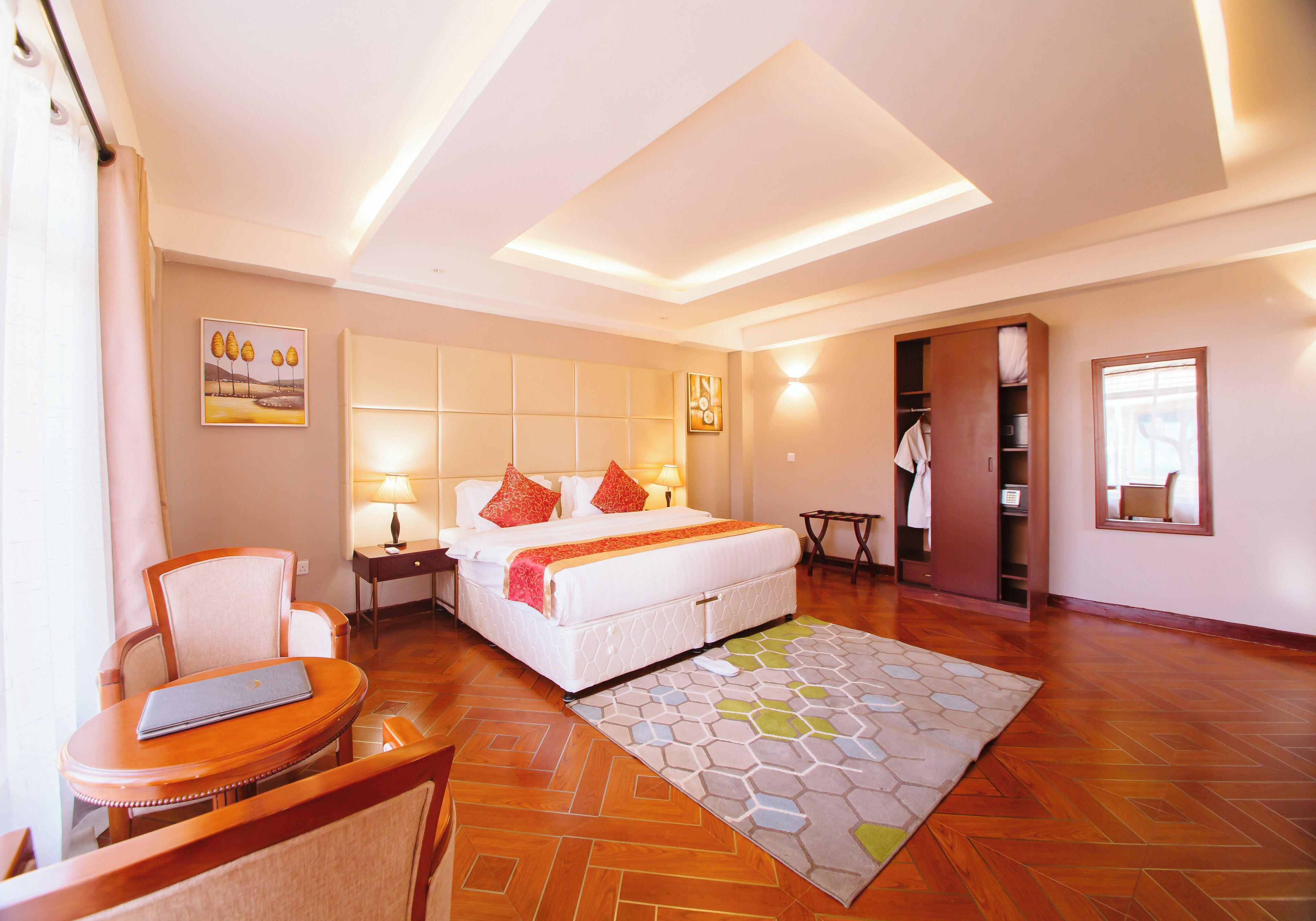 Brankas, meja kerja, ruang kerja ramah laptop, dan tirai kedap cahaya