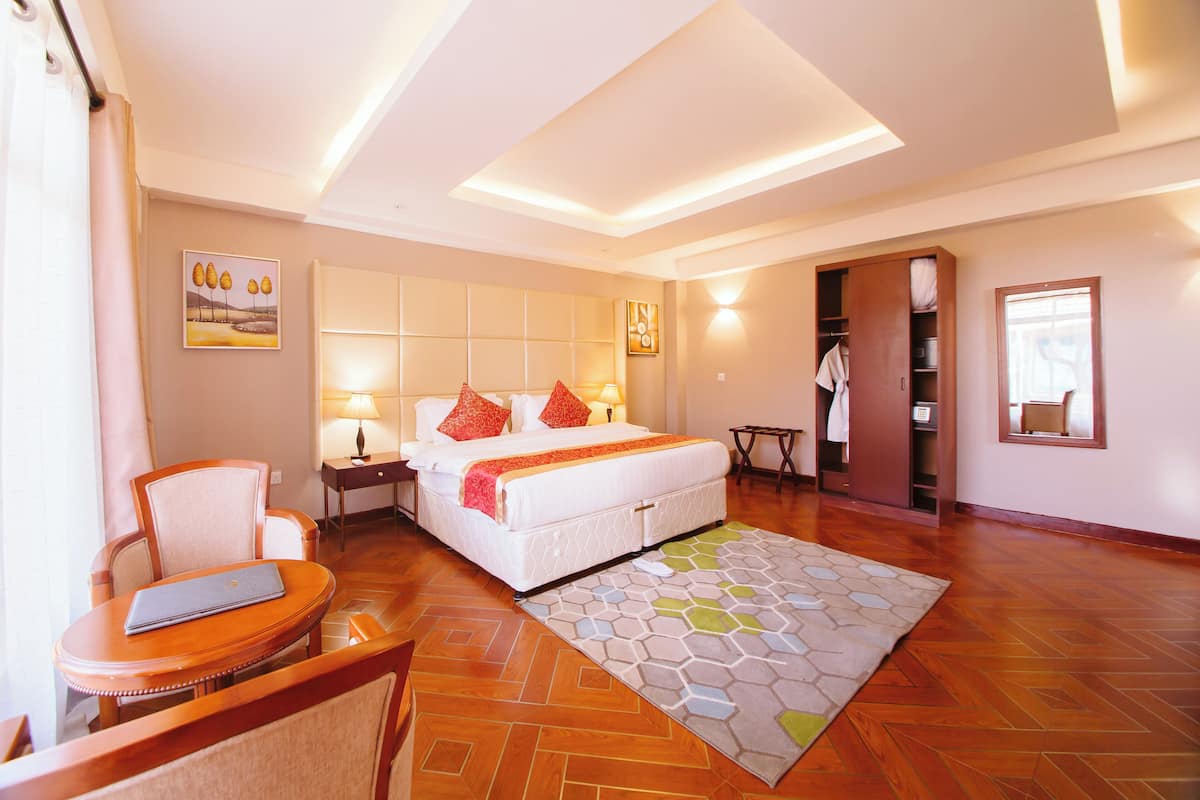 Brankas, meja kerja, ruang kerja ramah laptop, dan tirai kedap cahaya