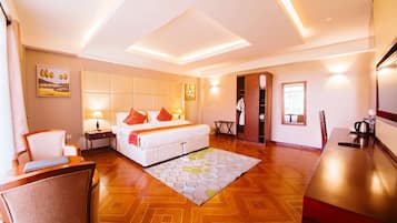 Caixa forta a l'habitació i escriptori