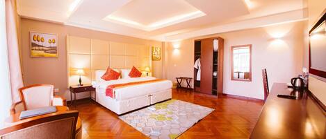 Pengeskab på værelset, skrivebord, arbejdsområde til bærbare computere