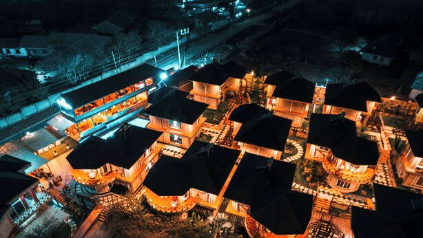 A multi-story hotel with interconnected rooms and a central courtyard.