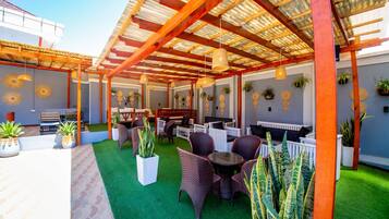 18 bars/lounges