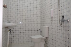 Standard Single Room | Bathroom | Shower, soap - Hotel O Puri Adem 86 Syariah BunkbedNearMerapi Golf Club (Cangkringan)