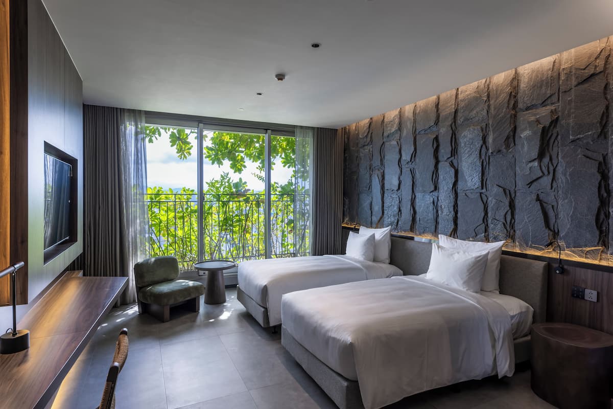 Habitación Deluxe con 2 camas individuales, vistas a la ciudad | 1 dormitorio, ropa de cama de alta calidad, minibar y escritorio